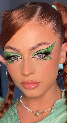 Butterfly Make Up Look, Makeup Artist Look Ideas, Crystals Makeup Look, Artistic Makeup Ideas Eyes, Artist Makeup Looks, Spring Make Up Looks, Halloween Make Up Ideas Creative, Make Up Artistique, Makeup Looks Artistic