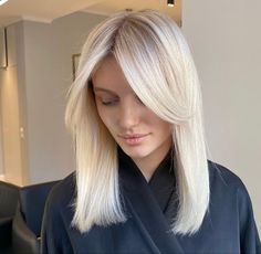 Blonde Hair Color Medium Length, Bright Blonde Short Hair, Hair Color Ideas Platinum Blonde, Short Platinum Hair, White Blonde Hair Color, Silver Hair Color Ideas, Platinum Blonde Hair Color, Silver Blonde Hair, Icy Blonde Hair