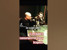 two men sitting at a table talking to each other with the caption in spanish