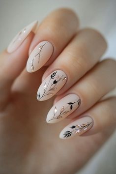 Minimalist Nail Art Fall, Elegant Thanksgiving Nails, Fall Nails Trendy Simple, Cozy Winter Nails, Autumn Nails Acrylic Almond, Thanksgiving Nails Almond Shape, Boho Chic Nails Designs, Fall Abstract Nails, Trendy Autumn Nails