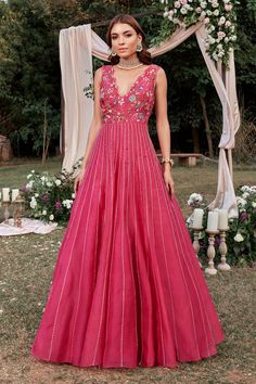 Cocktail Sangeet Outfit Women, Gown Patterns For Women, Ethnic Gown Designs, Cocktail Gowns Indian Weddings, Guest Outfit For Wedding, Floral Gowns Indian, Outfits For Wedding Functions, Western Dresses Women, Dress For Sangeet Function