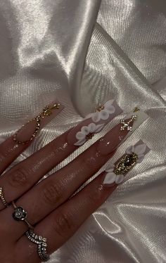 long white and gold nails w/ flowers<3 15 Nails Ideas White, White And Gold Nails Medium, Gold N White Nails, Quince Decorations White And Gold, White Virgencita Nails, Quince White And Gold, Latina Nails White, Quince Nails White, Quince Nails Gold