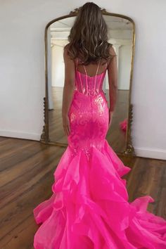 Cette robe de bal rose vif à bretelles spaghetti scintillantes de style sirène PSK568 est parfaite pour faire sensation au bal. La silhouette sirène et les détails scintillants vous feront briller, tandis que la couleur rose vif ne manquera pas de faire tourner les têtes. Démarquez-vous et sentez-vous en confiance dans cette robe de bal scintillante.
 Détail de l'article
 Tissu : dentelle, tulle
 Silhouette:Sirène
 Manches : Sans manches
 Couleur : comme sur l'image, couleur personnalisée
 Détai Prom Dress With Ruffles, Hot Pink Prom, Hot Pink Prom Dress, Glitter Prom Dress, Sparkly Prom Dress, Pink Mermaid, Pink Prom Dress, Pink Formal Dresses, Dress With Ruffles