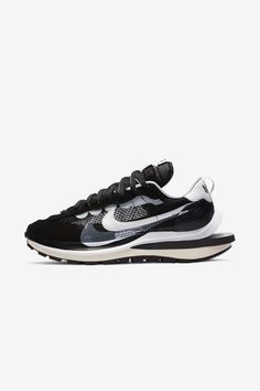 Via Nike SNKRS: https://www.nike.com/dk/launch/t/sacai-vaporwaffle-black-and-white?sitesrc=snkrsIosShare Nike Snkrs, Sneaker Games, Vans Old Skool Sneaker, Vans Sneaker, Sneakers Nike, Nike, Handbags, Sneakers