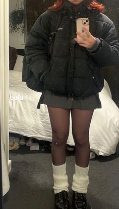 Sixth Form Winter Outfits, College Outfits Uk Aesthetic, Jean Shorts And Stockings Outfit, Pleated Miniskirt Outfits, New York Winter Fashion Aesthetic, Fall Dark Outfits, Aesthetic Looks Winter, Winter Miniskirt Outfit, Winter Fits For College