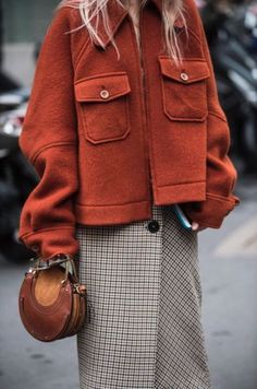 Winter Streetstyle, Walking Down The Street, Looks Street Style, Winter Mode, Plaid Skirt, Inspiration Mode