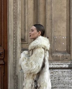 White Fur Coat Outfit, Fur Coat Photoshoot, Fur Coat Aesthetic, Fur Coat Outfit, Black Fur Coat, White Fur Coat, Fur Coat Fashion, Womens Faux Fur Coat, Black Faux Fur Coat