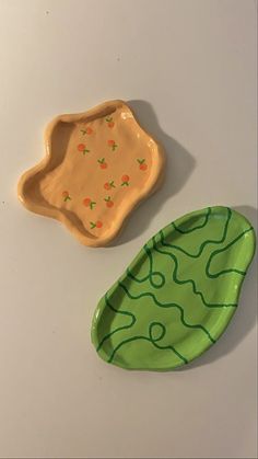 Handmade clay art. One orange clay jewellery trinket and one green jewellery trinket. Clay Project Ideas, Crayola Air Dry Clay, Clay Plates, Sculpture Art Clay, Air Dry Clay Projects, Pottery Painting Designs, Diy Ceramic