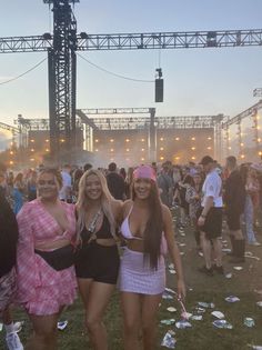 Uk Festival Outfit, Rolling Loud Outfits, Uk Festival, Coachella Outfits, Party Monster, Outfit Festival, Rolling Loud, Coachella Outfit