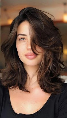 medium layered haircuts Chin Length Layers Medium Hair, Hair For Oval Face Shape Medium, Short Layered Haircuts For Wavy Hair, Low Density Haircut, Hair Cuts For Thick Hair Medium Layered, Layered Haircut Wavy Hair, Collarbone Length Hair With Layers Wavy, Medium Brown Wavy Hair Layers, It Girl Haircut