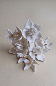 Set - 3 gardenia flower hair pins, 5 small gold ivory flowers Diameter gardenia 4 cm and 5 cm Small flowers diameter 2.5 cm. Cream Gold Wedding, Gold Wedding Flowers, Gardenia Flower, Flower Tropical, Cream Hair, Bridal Flower, Ivory Flowers, Wedding Hair Pins, Flower Hair Pin