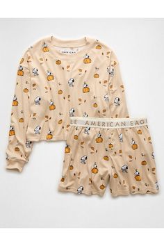 Allover Peanuts characters print/Long-sleeve shirt + elastic shorts Snoopy Pjs, Cute Halloween Pajamas, Snoopy Socks, Pumpkin Snoopy, Peanuts Fall, Fall Pajamas, Ella Claire, Snoopy Pajamas, Pumpkin Plush