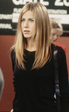 In honor of Jennifer Aniston's birthday, take a closer look at the Friends star's many hairstyles on the beloved sitcom. #haircuts Chunky Blonde Highlights, Jennifer Aniston Style, Jenifer Aniston, Haircuts Straight Hair, Hairstyle Gallery, Rachel Green