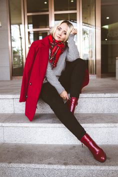 Red Coat Outfit Winter, Winter Pullover Outfits, Red Coat Outfit, Coat Outfit Casual, British Christmas, Seasonal Outfits, Winter Coat Outfits, Mode Mantel, Winter Sweater Outfits