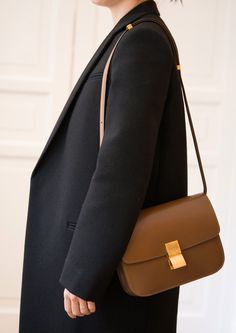 Photo Courtesy: Tout Le Temps Blog Tas Celine, Celine Classic Box Bag, Celine Classic Box, Celine Box Bag, Celine Box, Minimalist Bag, Estilo Chic, Luxury Purses, Bags Aesthetic