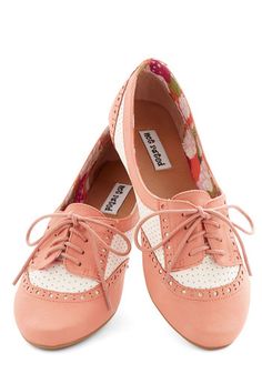 You’re in a neighboring city for the day, skipping down the blocks merrily in these coral and white lace-up flats! Perforations dot the loafer-like silhouette of these two-toned shoes like sprinkles on a local cupcake. In your chambray shirt dress, bold tights, and these fun flats, you’re sure to be in good spirits for your entire visit! Oxford Shoes Outfit, Mode Rose, Vintage Flats, Cute Flats, Pretty Shoes, Vintage Shoes, Womens Oxfords