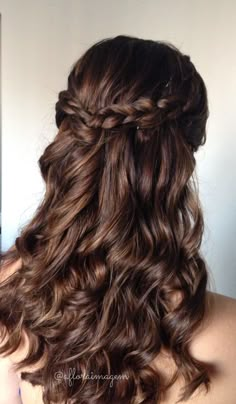 We love curls Por Nathalie Pinheiro para Aflora Imagem @afloraimagem www.afloraimagem.com Wedding Hairstyles Medium Length, Quinceanera Hairstyles, Quince Hairstyles, 4c Hair, Penteado Cabelo Curto, Long Blonde Hair, Wedding Hair And Makeup, Half Up, Bridesmaid Hair