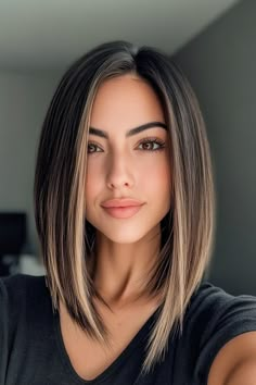 The long bob, or lobe, is a versatile hairstyle that suits both fine and thick hair types. This trendy cut typically falls between the collarbone and shoulders, creating a balanced look that flatters many face shapes. Adding layers gives it more texture and movement, while incorporating bangs can frame the face attractively. Blonde shades can add brightness and enhance the overall style. Straight or styled with waves, long bobs offer an effortlessly sophisticated appearance suitable for any even Medium Hair Bobs For Women, Long Lob Haircut Straight, Longer Bob Haircut, Long Length Bob, Long Inverted Bob, Bob Hairstyles For Thick Hair, Long Graduated Bob, Very Long Bob, Mid Length Bob