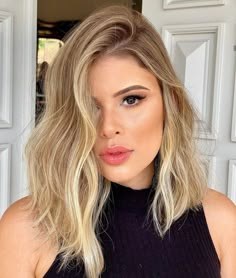 Medium Blonde Haircuts, Modern Blonde Hair, Blonde Medium Hair, Blonde Hair Cuts Medium, Medium Blonde Hair, Medium Haircuts, Colored Hair Tips, Perfect Hair Color, Blonde Haircuts