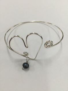 Silver wire heart with blue freshwater pearl bangle bracelet. Silver plated wire. Fully adjustable bangle fits many sizes. A great gift for a special loved one! Copper Wire Crafts, Pearl Bangle Bracelet, Wire Heart, Bracelets Design, Artisan Bracelets, Pearl Bangle, Wire Bangles, Beads Bracelet Design, Wire Wrapped Bracelet