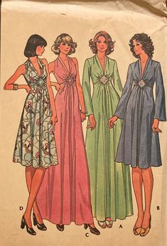 1975. Sewing Pattern for dress appears Uncut. Actual envelop may not be shown in photos. See Shop Announcement. 1970s Fashion Women Outfits, Pattern For Dress, 70s Fashion Women, Vintage Clothes Patterns, Vintage Vogue Sewing Patterns