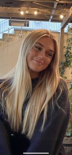 Blonde Hair Inspo Summer Highlights, Beach Hair Color Blonde, Blond Bleach Highlights, Straight Light Blonde Hair, Dirty Blonde Hair Girl, Dirty Blonde Hair Straight, Straight Dirty Blonde Hair, Light Dirty Blonde Hair, Long Blonde Straight Hair