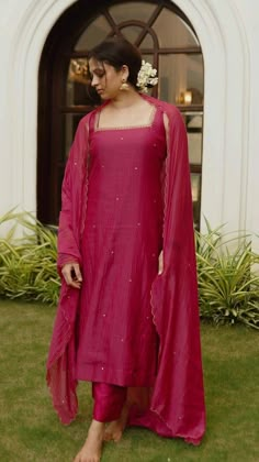 actress neeta pillai Kurta Stiching Patterns, Wedding Kurti Designs Latest, Chudidar Back Neck Design, Chanderi Kurti Designs Latest, Kurtis Stitching Ideas, Hi Neck Kurti Designs, Traditional Birthday Outfits, Kurti For Wedding Function, New Trendy Sarees