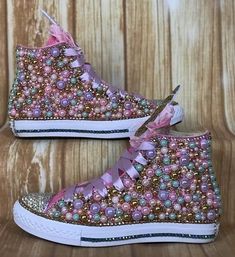 Jeweled Sneakers, All Star Bebe, Custom Uggs, Girls Glitter Shoes, Bedazzled Shoes Diy, Embellished Sneakers, Unicorn Shoes, Bedazzled Shoes