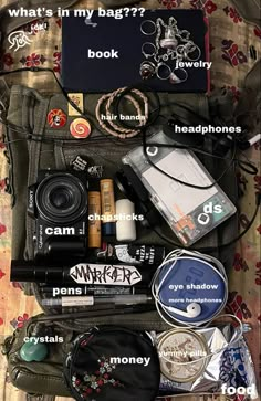 Bag Tour, Y2k Theme, Everyday Bag Essentials, In My Backpack, Bags Inside, Filmy Vintage, Backpack Essentials, School Bag Essentials, My Backpack