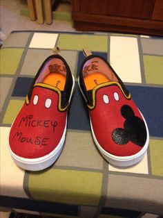 My roommate paints these shoes for extra cash and she's awesome! Mickey Mouse painted shoes for toddler. Disney Painted Shoes, Canvas Shoes Diy, Mickey Shoes, Pink Shoelaces, Mickey Mouse Shoes, Painted Shoes Diy, Painted Canvas Shoes, Custom Painted Shoes, Painted Sneakers