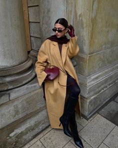 Burgundy Outfit Ideas Fall, Burgundy Outfit Ideas, Aesthetic Burgundy, Burgundy Outfits, Long Coat Outfit, Outfit Ideas For Fall, Parisienne Style, Burgundy Outfit, Streetwear Chic