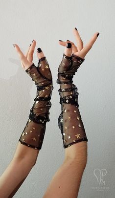 Limited edition! This pair of fingerless gloves is made of tulle with gold foil stars and feature a separate thumb. They're perfect to grade up any witchy, goth or evening look. ** SIZE INFORMATION ** Please select your preferred size from the bar: - Small - wrist contour: 16cm or 6 1/4'' - Medium - wrist contour: 18cm or 7'' - Large - wrist contour: 19.5cm or 7 3/4'' ** CARE INSTRUCTIONS ** Spot wash only -this will prevent early damage on the stars foil. It's highly recommended to use your hai Aesthetic Clothes Accessories, Star Witch Aesthetic Outfit, Cute Star Themed Outfits, Eco Goth Fashion, Star Themed Accessories, Starcore Clothes, Star Themed Clothing, Witch Themed Outfit, Star Theme Outfit