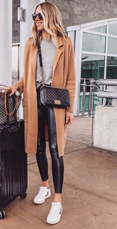 Outfit Ideas Winter, Look Legging, Winter Outfits Aesthetic, Winter Outfit Ideas, Fashion Jackson, Legging Outfits, Camel Coat, Gray Sweater