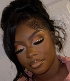 Make Up Ideas With Blue, Special Occasion Makeup Black Women, Make Up Ideas For Photoshoot, Makeup Ideas Black Women Prom, Makeup For Gold Dress Black Women, Gold Homecoming Makeup Looks, Gold Makeup Look Black Women, Gold Inspired Makeup Looks, Natural Makeup Gold Eyeshadow