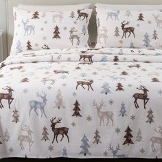 Embrace the rustic charm of the outdoors and wildlife with these natural cotton flannel sheets, perfect for bringing a cozy lodge aesthetic to your cabin bedding and decor. This collection features an array of outdoorsy lodge prints that capture the essence of nature, making them your go-to choice for fall and winter bedding. These sheets are soft and warm, providing comfort during the coldest nights. They are ideal for busy families as the cotton makes them naturally durable, soft, and easy to Gold Christmas Bedding, Christmas Bedding Grey, Luxe Lodge, Winter Prints, Reindeer Pattern, Best Sheets, Cabin Christmas, Aesthetic Cozy, Printed Velvet