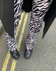 Zebra Trousers, Zebra Black And White, Sofia Coelho, Printed Trousers, New Pant, Print Pants, Flare Trousers, Mode Inspo, Girls Rock