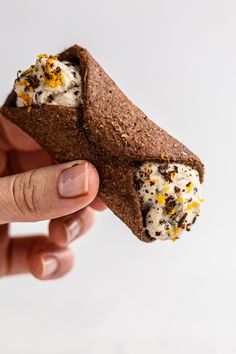 Oven-Baked Vegan Cannoli Recipe Healthy Cannoli, Vegan Cannoli Recipe, Vegan Cannoli, Random Desserts, Cannoli Filling, Cannoli Shells, Cannoli Recipe, Chocolate And Orange, Shells Recipe