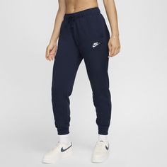 Club Fleece, universally loved for its coziness and consistency, is for everyone. These mid-rise Club Fleece pants have a soft, familiar feel that makes it easy to stay warm and comfortable. Womens Nike Pants, Nike Clothes Leggings, Nike Sweats Navy, Womens Sweatpants Nike, Nike Autfit, Colored Nike Sweatpants, Nike Womens Joggers, Nike Sweatpants Cute, Cute Nike Sweats