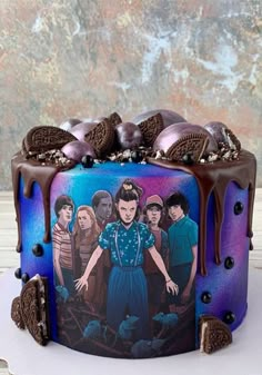 a cake with chocolate frosting and an image of the cast of tv show friends on it