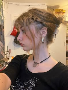 Quirky Hairstyles Long, Everyday Hair Styling, Hairstyle Inspiration Aesthetic, Indie Sleaze Hairstyles, Frazzled English Woman Hair, Spiky Updo Hairstyles, Medium Hair Ideas Styling, Teacher Hairstyles Short, Short Messy Updo