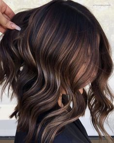 Bronde and Ash Blonde Highlights on Chocolate Hair Hair Color For Medium Skin, Perfect Balayage, Black Hair With Brown Highlights, Dark Chocolate Brown Hair, Beige Hair, Icy Blonde Hair, Chocolate Brown Hair Color, Hair Color Chocolate