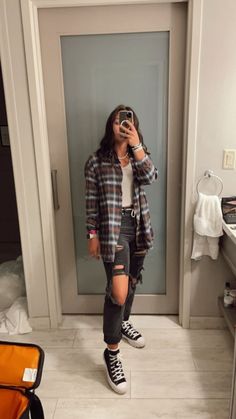 Flannel School Outfits, Flannel Outfits 2022, Flannel And Converse Outfits, What To Wear With A Flannel, Cute Outfits With Flannels, Trendy Converse Outfits, Styling Flannels, Aesthetic Teen Outfits, Fall Flannel Outfits Casual