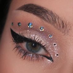 21st Birthday Makeup Ideas, Primer Revlon, New Year Makeup Ideas, New Years Makeup Ideas, Makeup New Year, Nye Glam, New Years Makeup, New Year Makeup, Makeup Euphoria