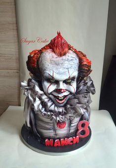 there is a cake made to look like it has the face of a clown