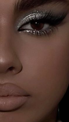 Brown Smokey Eye With Silver Glitter, Prom Eye Shadow, Makeup Ideas For Black And White Outfit, Sliver Eyeshadow Prom, 18th Bday Makeup, Cute Silver Makeup Looks, Silver Eyeshadow Makeup Looks, Brown Eyes Silver Makeup, Silver Prom Makeup For Brown Eyes