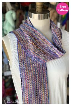 a knitted scarf on a mannequin with text overlay that says free pattern