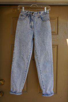 Vintage 1980s or 90s small size estimated 3 high waisted acid washed jeans by Arizona. In good vintage condition. Please see measurements. Measurements taken across front laid flat12.5" across front of waist -doubles to 25"18" across front of hips10.5" rise29" inseam Acid Wash Jeans Outfit, Wash Jeans Outfit, Acid Washed Jeans, 80s Pants, 90s Pants, 90s Mom Jeans, Stranger Things Outfit, 80s Jeans, Bad Fashion