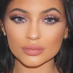 Amo um batom nude! Por isso, se você é como eu, se prepare para acabar de ler esse post e desejar todos os batons dessa lista. Rosa Make-up, Make Up Diy, Festival Make Up, Kylie Jenner Lipstick