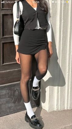 Different Instagram Aesthetics, Little Black Skirt Outfit, Black Mini Skirt Outfit, Black Skirt Outfits, Goth Outfit, Mia 3, Miniskirt Outfits