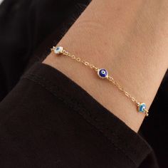 Multi evil eye bracelet DE T A I L S ✦ available in silver, gold and rose gold ✦ evil eye charms are reversible ✦ eye size: 5mm, comes with 5 evil eye charms ✦ eye colors: white, blue, red, blue turquoise and green turquoise L E N G T H ✦ All items are made to order, so please take a moment to make sure you are ordering the correct size. ✦ choose the length you need from the drop down menu M A T E R I A L ✦ silver: all components are 925 solid sterling silver. ✦gold: chain and findings are 14K g Protection Eye, Amulet Charm, Hamsa Bracelet, Gold Jewelry Sets, Bracelet Blue, Red Turquoise, Jewelry Lookbook, Hand Chain, Eye Bracelet